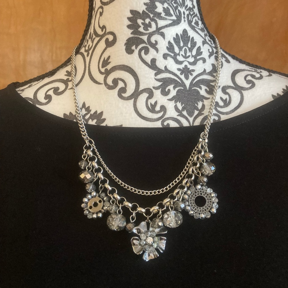 Crystal, glass and metal floral Necklace. GUC